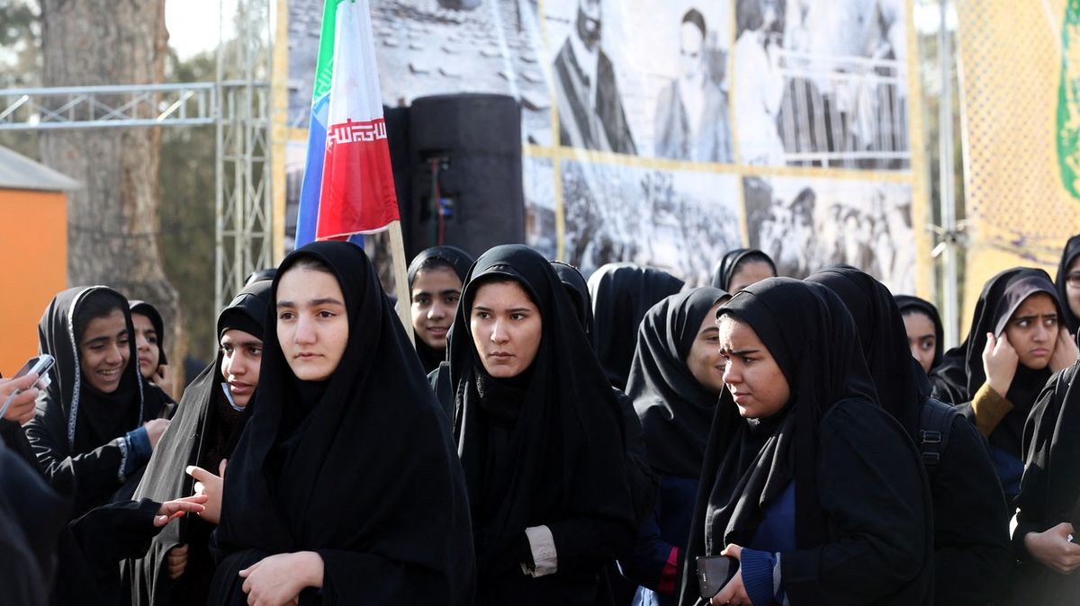 Záměrných otrav školaček v Íránu přibývá. Režim to zlehčuje, říká opozice